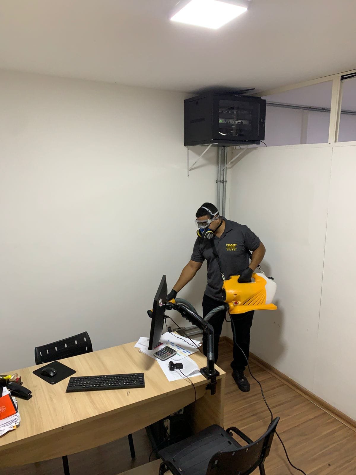 Técnico da CFAD realizando aplicação em escritório